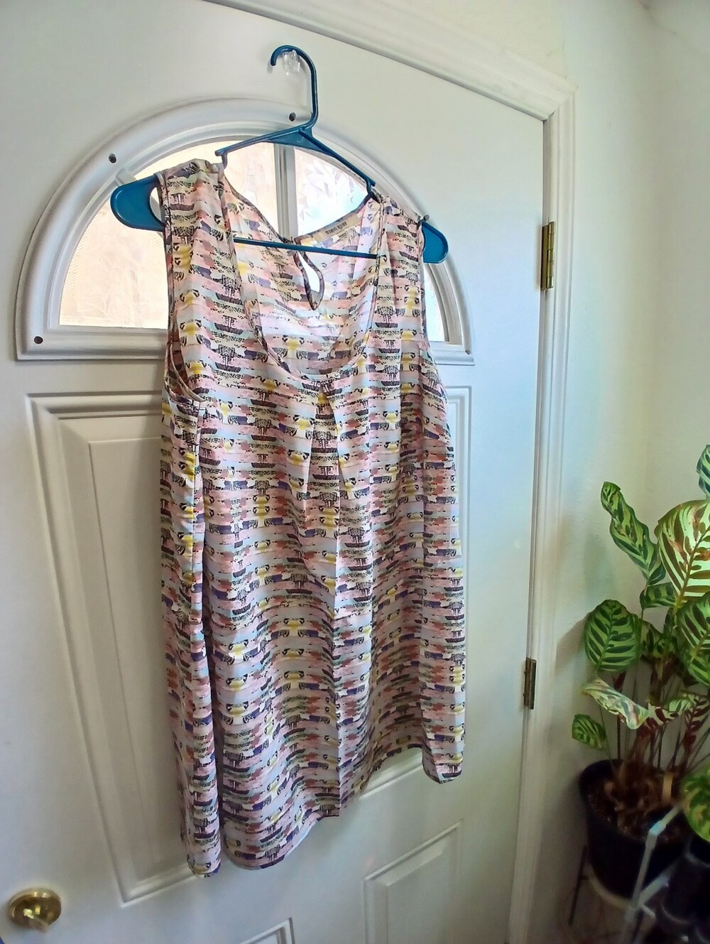 Daniel Rainn 2X Bold Pattern Sleeveless Button Closure Top